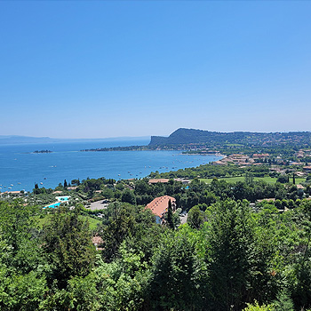 vista sul golfo di Manerba del Garda e Rocca. Locanda da Vittorio ospitalità