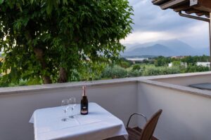 Locanda da Vittorio Manerba, aperitivo in balcone vista lago