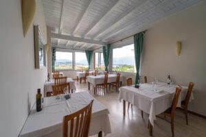 Ristorante Manerba del Garda Da Vittorio - sala vista lago