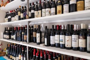Ristorante Manerba del Garda Da Vittorio - particolare cantina vini